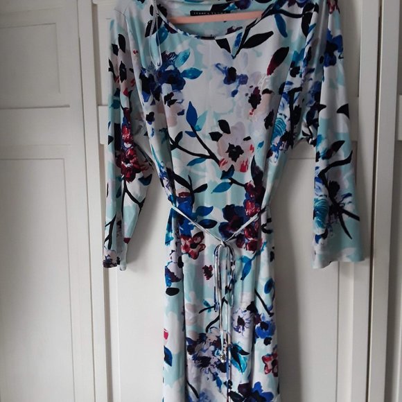 Ivanka Trump Dresses & Skirts - Ivanka Trump 3/4 sleeve Flowered Dress